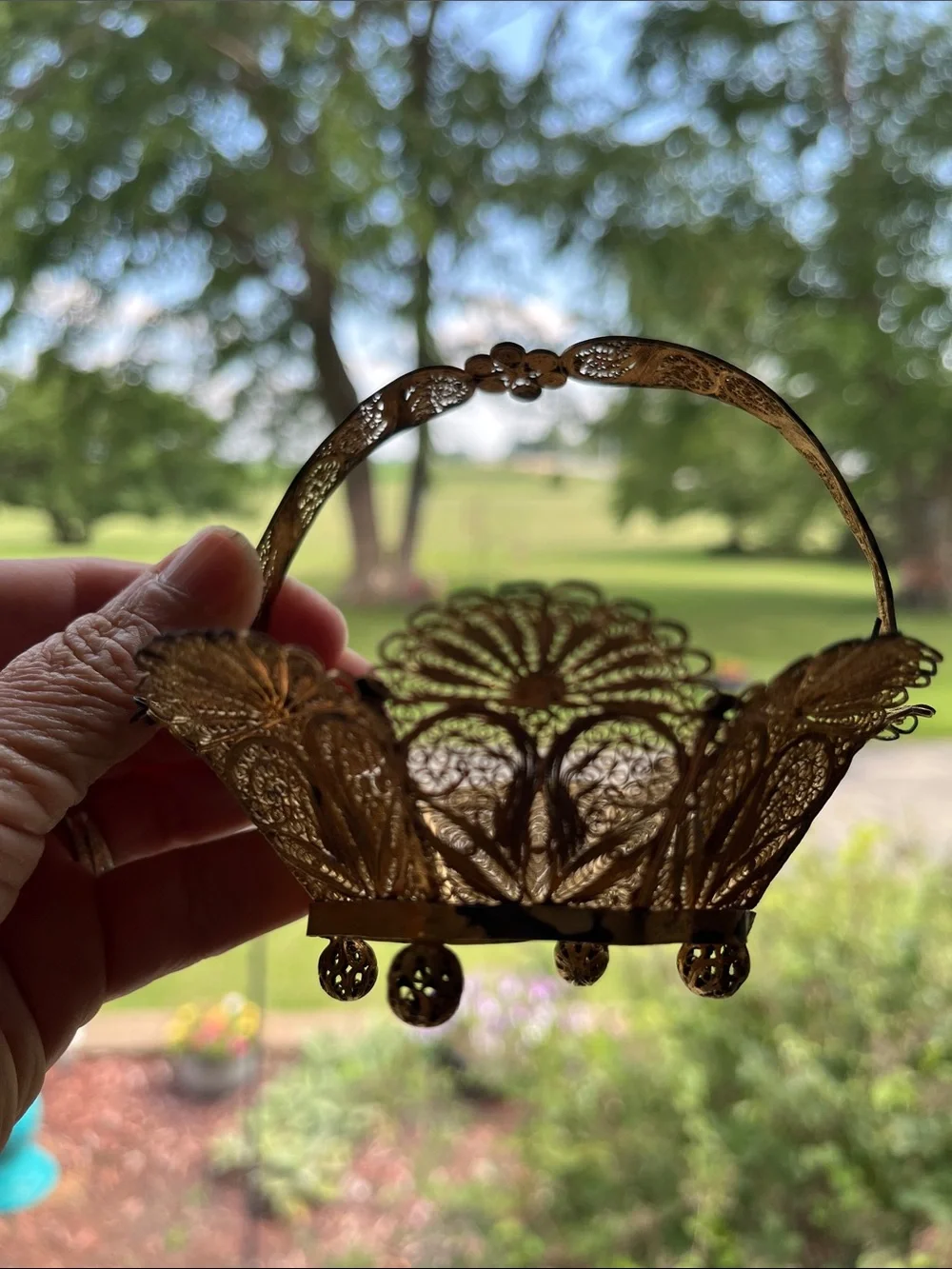 Vtg Mini Gold Tone Metal Filigree Footed Basket W/Handle Hearts Flowers **READ**